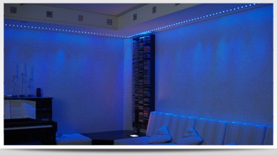 Die LED Deckenbeleuchtung in Aktion - Hier in der Farbe Blau