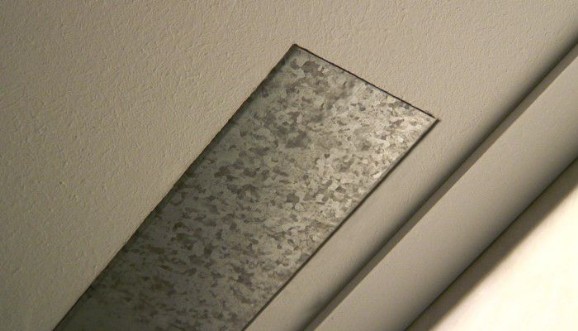 Der Deckenauslass der Leinwand im Detail - mit geschlossener Klappe