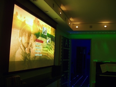 Ansicht auf die Leinwand mit Bild und grüner LED Deckenbeleuchtung
